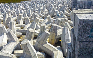 Pilotes de cimentación profunda hincados en terreno — obra en Manzanillo
